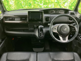 運転席から前方を見渡しやすいレイアウトで、メーターや画面も視線を移しやすい位置に配置。ゆとりある座席と落ち着いた室内で、毎日の移動を快適に過ごせます。