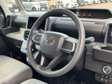 運転席まわりはメーターや各種スイッチが視界に入りやすく、前方を確認しながら過ごしやすいレイアウトです。座席は明るい色合いで、室内に落ち着いた雰囲気を添えています。