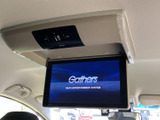 後席用モニターを備え、停車中に映像やテレビを視聴できる装備です。お出かけ先での休憩時間にも活用でき、車内で過ごす時間の楽しみを広げてくれます。