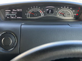 速度や燃料残量など、運転に必要な情報を一か所で確認しやすいメーター配置です。表示がまとまっており、走行中も視線の移動を抑えて状況を把握できます。必要な情報を見つけやすい運転席まわりです。