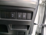 アイドリングストップ搭載。 また、運転席に座ったまま、左側(助手席側)または右側(後席運転席側)のパワースライドドアの操作が可能です。