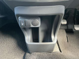 軽でも広々使えるフットブレーキ!助手席との移動も可能で、使用空間広々です♪
