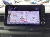 ナビゲーションは9インチホンダコネクトナビ(LXU-242NBi)が装着されております。AM、FM、CD、DVD再生、音楽録音再生、フルセグTV、Bluetoothがご使用いただけます。