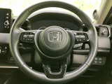 握りやすいステアリングは、運転時の操作性を高めます。スムーズなハンドリングで、快適なドライビングを楽しめます。