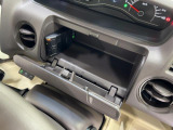 メーター下の小物入れ。ちょっとした物入れるのに便利ですね。