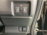 両側電動スライドドアなので、両手に荷物がいっぱいでも楽にドアを開け閉めできます
