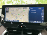 現在地を中心に周辺の道路や施設を画面上で確認でき、目的地までの道順を把握する際に便利です。地図とラジオ情報が並び、必要な情報をひと目で確かめられます。
