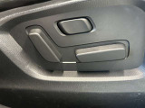 【パワーシート】電動でシートポジションの変更が可能です。手動式より細かくシート設定が可能ですのでより快適な姿勢でドライブを楽しんで頂けるでしょう。