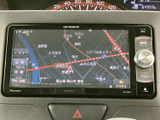 地図上に道路や周辺の地名が表示され、現在地を確認しながら目的地までの移動をサポート。表示範囲を切り替えられるため、街中での道順確認にも活用できます。