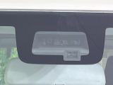 【スズキ セーフティサポート】走行中に前方の車両等を認識し、衝突しそうな時は警報とブレーキで衝突回避と被害軽減をアシスト。より安全にドライブをお楽しみいただけます。