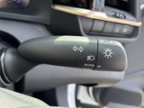 操作しやすいウインカーレバーで、安全な車線変更をサポートします。オートリターン機能も搭載し、快適な運転を助けます。