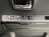 【運転席ドアスイッチ回り】パワーウィンドー[ロック機構]・電動格納式リモコンドアミラースイッチがまとまっているので操作しやすいです。