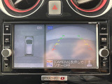 【全方位モニター】まるでクルマを真上から見下ろしたかのような視点で駐車をサポートします!クルマの斜め後ろや真横など、前後左右の4つのカメラの映像が合成されて、モニターに映し出されます。