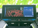 停車時にテレビ映像を視聴でき、待ち時間などの車内で過ごすひとときに活用できます。画面上には設定項目も表示されており、必要な表示を確認しながらお使いいただけます。