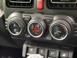 【オートエアコン】一度お好みの温度に設定すれば、車内の温度を検知し風量や温度を自動で調整。暑い&hellip;寒い&hellip;と何度もスイッチ操作をする必要はありません。快適な車内空間には必須の機能ですね♪
