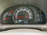 走行距離やエンジン回転数など、運転に必要な情報がひと目で確認できます。運転状況を的確に把握し、安全運転をサポートする重要な機能です。