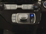 エレクトロシフトマチックです。軽い力でシフトチェンジでき握りやすい形状です。スムーズで快適な操作が可能。?