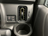 【運転席ドリンクホルダー】使いやすさに配慮したドリンクホルダー