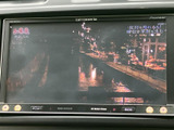 テレビ映像を表示できる画面を備え、停車中の待ち時間にも番組を視聴できます。画面に映像が表示されるため、車内で過ごす時間の楽しみを広げてくれる装備です。