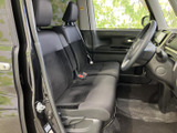 前席は視界が広く、運転席から周囲を見渡しやすい空間です。落ち着いた色合いのシートがなじみ、足元にもゆとりを感じながら過ごせます。