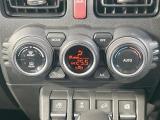【オートエアコン】一度お好みの温度に設定すれば、車内の温度を検知し風量や温度を自動で調整。暑い&hellip;寒い&hellip;と何度もスイッチ操作をする必要はありません。快適な車内空間には必須の機能ですね♪