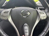手元の左右にスイッチ類を備え、運転姿勢を大きく変えずに各種操作へアクセスしやすい仕様です。握りやすい形状で、日々の運転を快適にサポートします。