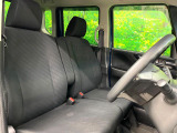 運転席まわりには十分なスペースがあり、大柄な方でもゆったり運転していただける環境です。