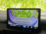 バック時の安全性を高めるバックモニターを搭載。狭い場所でも安心して駐車できます。ガイドライン表示で、距離感もつかみやすいです。