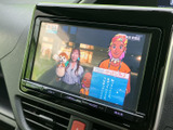 テレビ番組を画面で視聴できる装備を備えています。停車中の待ち時間などに映像を楽しめるため、車内で過ごす時間の過ごし方が広がります。画面表示も確認しやすい配置です。