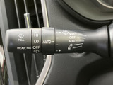 各操作位置がレバー上に表示され、必要な設定を確認しやすい構成です。運転席から手元で扱えるため、天候の変化に応じた操作にもスムーズに対応できます。
