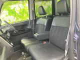 運転席周りはシンプルで操作性に優れています。必要な情報が視認しやすく、安全運転をサポートします。快適なドライビングをお楽しみください。