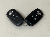 電子カードキーを携帯していれば、ドアハンドルやバックドアのリクエストスイッチを押すだけでドアの施錠・解錠が出来ます♪もちろん 遠隔操作も可能です!盗難防止のイモビライザー機能装備ですよ ☆