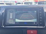 後方の状況を画面で確認できるので、狭い場所での駐車や車庫入れが楽になります。安全な運転をサポートする頼もしい装備です。
