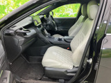 助手席側から運転席まで見渡しやすく、前方の視界もすっきりと感じられる室内です。明るいシートと足元の空間が、乗り込む方にゆったりした印象を与えます。