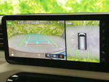 高画質モニターで、安全確認やエンターテイメントに活用できます。運転中の安全をサポートする機能を備えています。