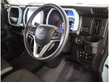 高いホールド性で運転姿勢が安定します。長距離ドライブでも疲れにくいのが魅力です。快適なドライビングライフをお送りください♪