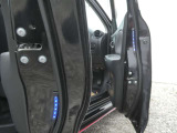 セーフティイルミネーションで夜間ドアを開けた際に後続車に視覚的に認知してもらいやすくなります!