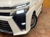 【LEDヘッドライト】悪天候や夜間走行時も良好な視界を確保し安心して運転できる高輝度LEDヘッドライトを装備!点灯速度が早く、消費電力も抑えられています。