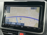 見やすい地図表示で、目的地への道案内をサポート。渋滞情報も確認でき、スムーズな移動を助けます。運転に集中できますね。