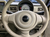 握りやすいステアリングは、長時間の運転でも疲れにくい設計。操作性にも優れ、快適なドライビングをサポートします。