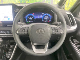 インテリアに合わせたデザインのステアリングは、運転される方のことも考え、運転しやすい形状、大きさです。是非一度、実際に触ってお確かめください。