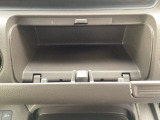 運転席の上部にあるアッパーボックスは、財布や小物などでもすぐに取り出せる便利な収納☆