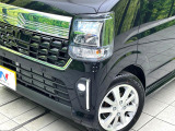 【LEDヘッドライト】悪天候や夜間走行時も良好な視界を確保し安心して運転できる高輝度LEDヘッドライトを装備!点灯速度が早く、消費電力も抑えられています。