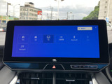 FM・AMラジオやテレビなど、選べる音源が画面上に並びます。項目ごとに表示されるため、使いたい機能を選びやすいのが魅力です。日々の移動中に音楽やラジオを楽しみたい方にも便利な装備です。