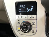 【オートエアコン】一度お好みの温度に設定すれば、車内の温度を検知し風量や温度を自動で調整。暑い&hellip;寒い&hellip;と何度もスイッチ操作をする必要はありません。快適な車内空間には必須の機能ですね♪