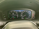 視認性の高いメーター類が運転をサポートし、車両情報もわかりやすく表示することで安全運転を支援します。美しいデザインも魅力です。