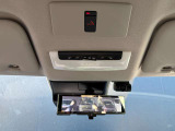 スマートルームミラーは室内の荷物などで後方の視界が遮られても、カメラの映像を直接ルームミラーに表示することができ、視界を確保できます。