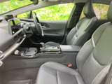 前席は身体を受け止める形状で、座った際の視界も開けています。運転席から助手席まで見渡しやすく、センター部分もすっきりまとまった室内で、日々の移動を快適にお楽しみいただけます。