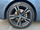 【BMWアロイホイール】軽量かつ強度に拘ったアロイホイール。走行性能ポテンシャルを引き出す設計。タイヤのサイドウォールが強化されたランフラットタイヤは、パンク時にタイヤがつぶれてもリムから外れません。
