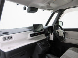 ダイハツのお店では、ダイハツ車を知り尽くしたプロフェッショナルが、専用の診断機器を使って各システムを点検しております。
